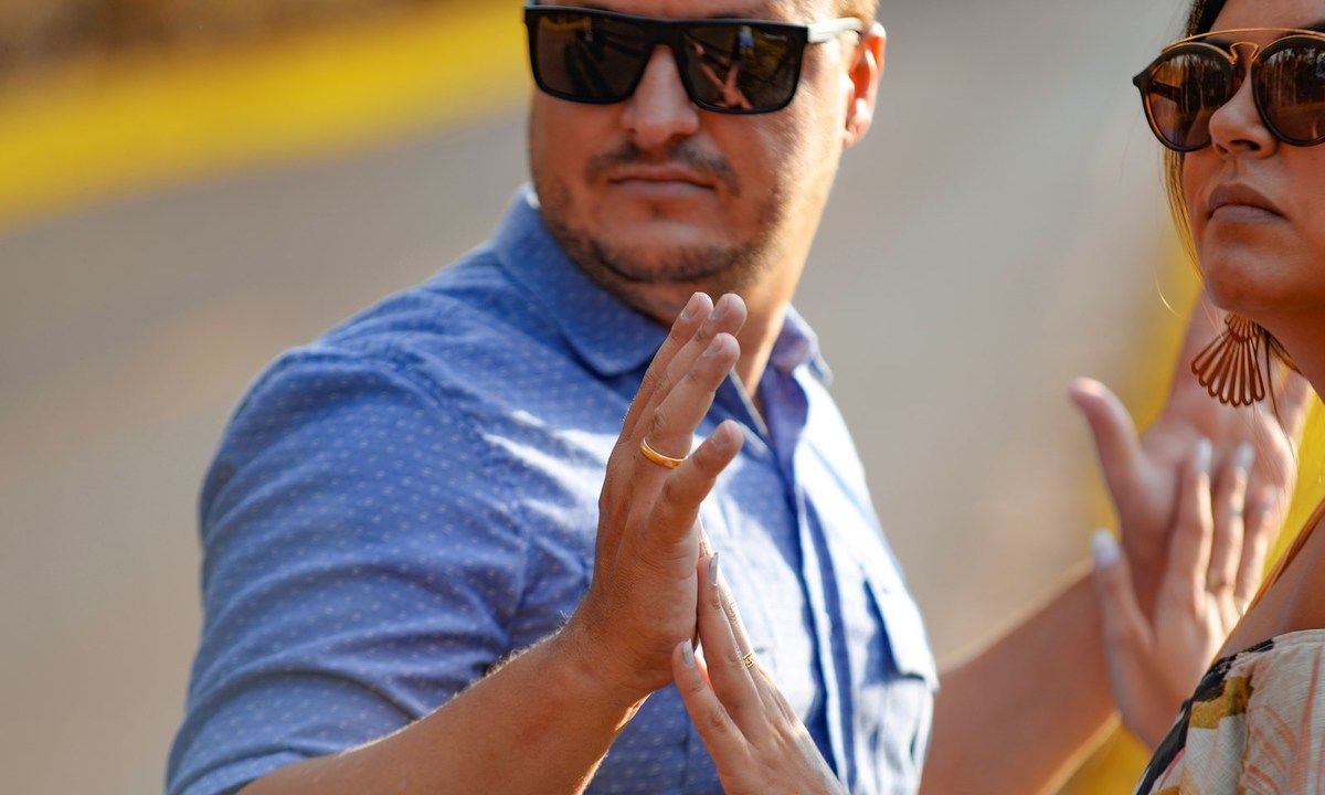 As alianças do casal proporciona detalhes nas fotografia do pré wedding feito pelo fotografo André Monteiro
