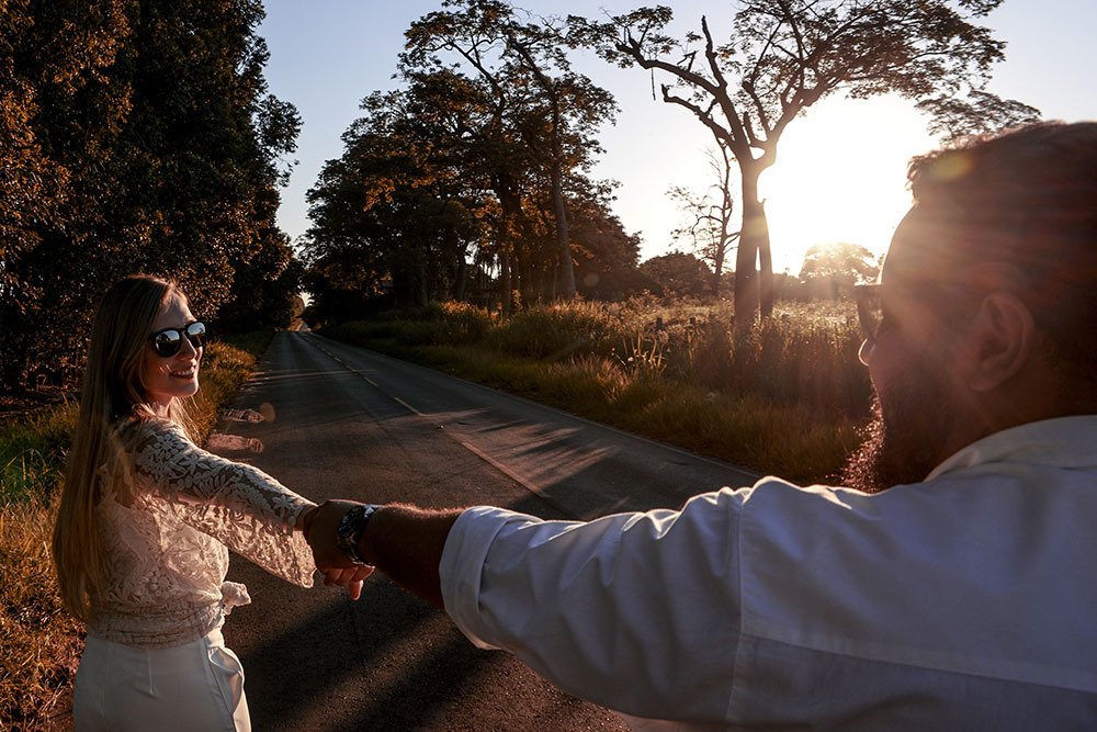casal na estrada posa para fotos em pré wedding feitas por andré monteiro fotografia