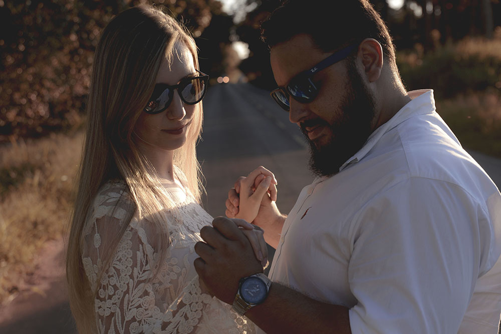 Casal  com óculos escuros deixam ainda mais linda a sessão de pré casamento fotografia feita por André Monteiro Barretos SP