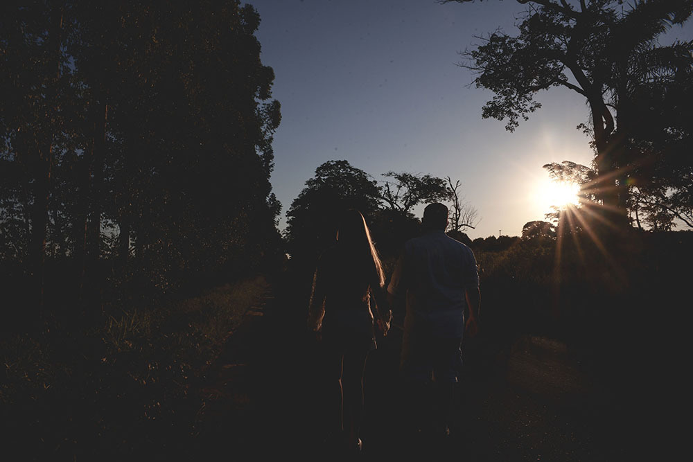 Caminhando na estrada casal faz um lindo pré wedding em Barretos no interior de São Paulo fotografia André Monteiro
