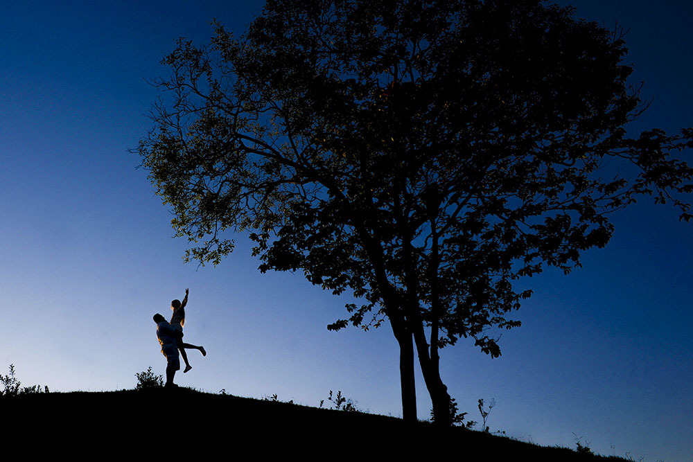 Foto de casal com céu maravilhoso em pré wedding