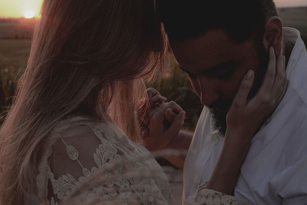 Carinho e amor de Thais e Thyago durante sessão de pré wedding rende belas imagens  fotografia andré monteiro 