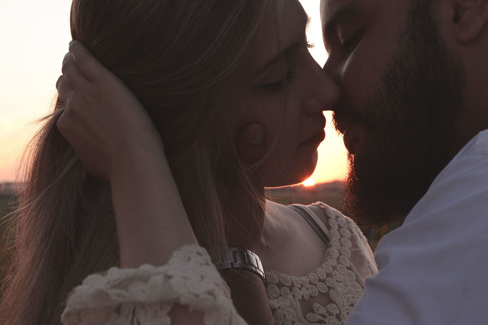 foto com clima romântico durante sessão de pré wedding em Barretos SP de Thyago e Thais feitas por André Monteiro Fotografia