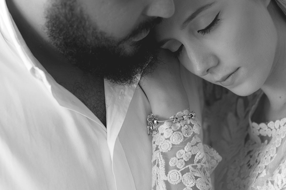 foto preto e branco em pré wedding feito por André Monteiro Fotografia de Barretos SP