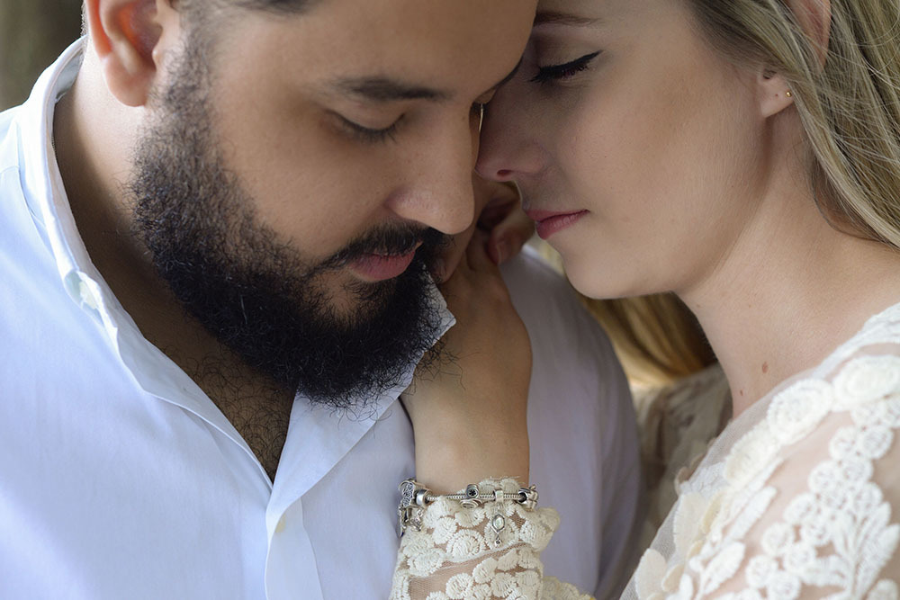 Casal apaixonado posando para as lentes de André Monteiro Fotografia 