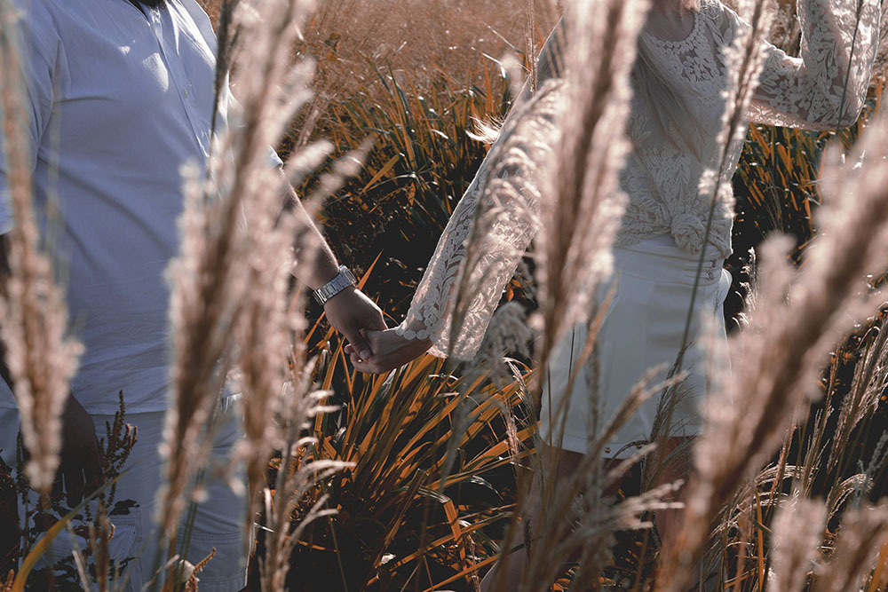 Uma bela fotos com detalhe das mãos do casal em um pré wedding lindo feitas por André Monteiro Fotografia