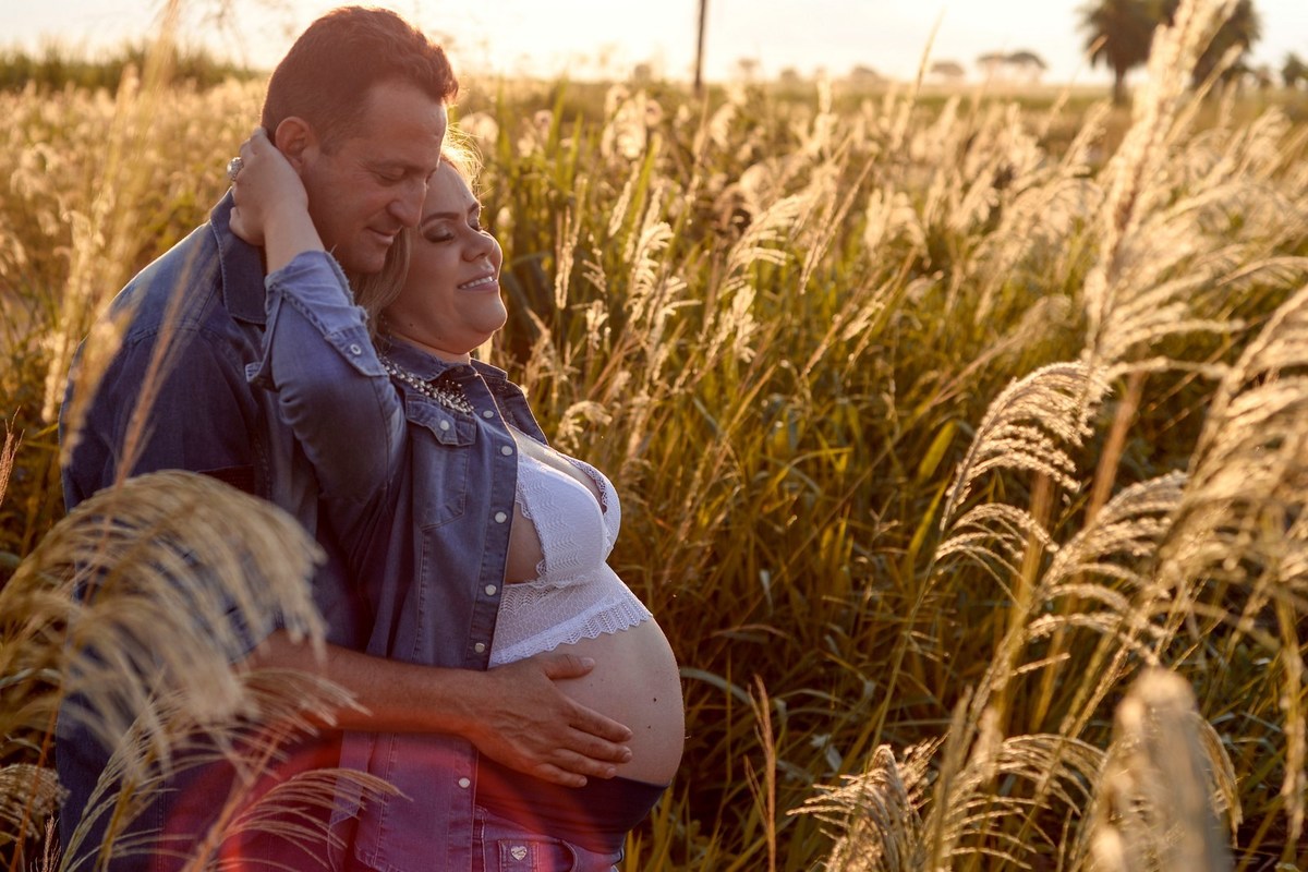 casal eterniza gestação com belas fotos no campo no interior de são paulo imagens feitas por André Monteiro fotografia.