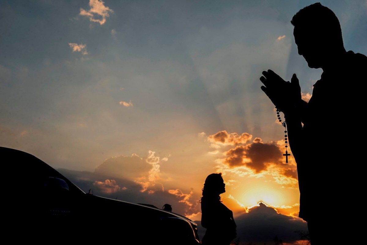 fotografia de gestante com lindo por do sol e muita fé  eternizadas pelas lentes de André Monteiro Fotografia