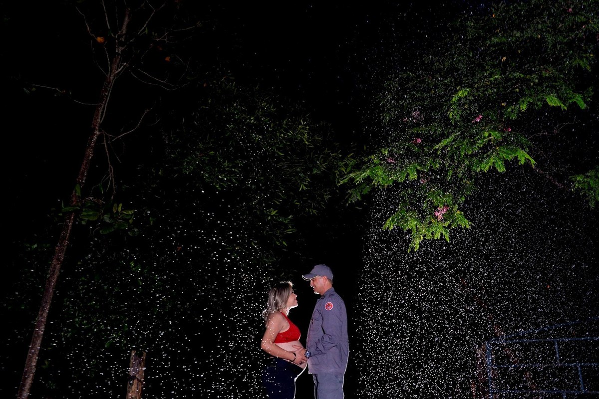 foto de gestante com chuva feitas pelo fotografo André Monteiro 