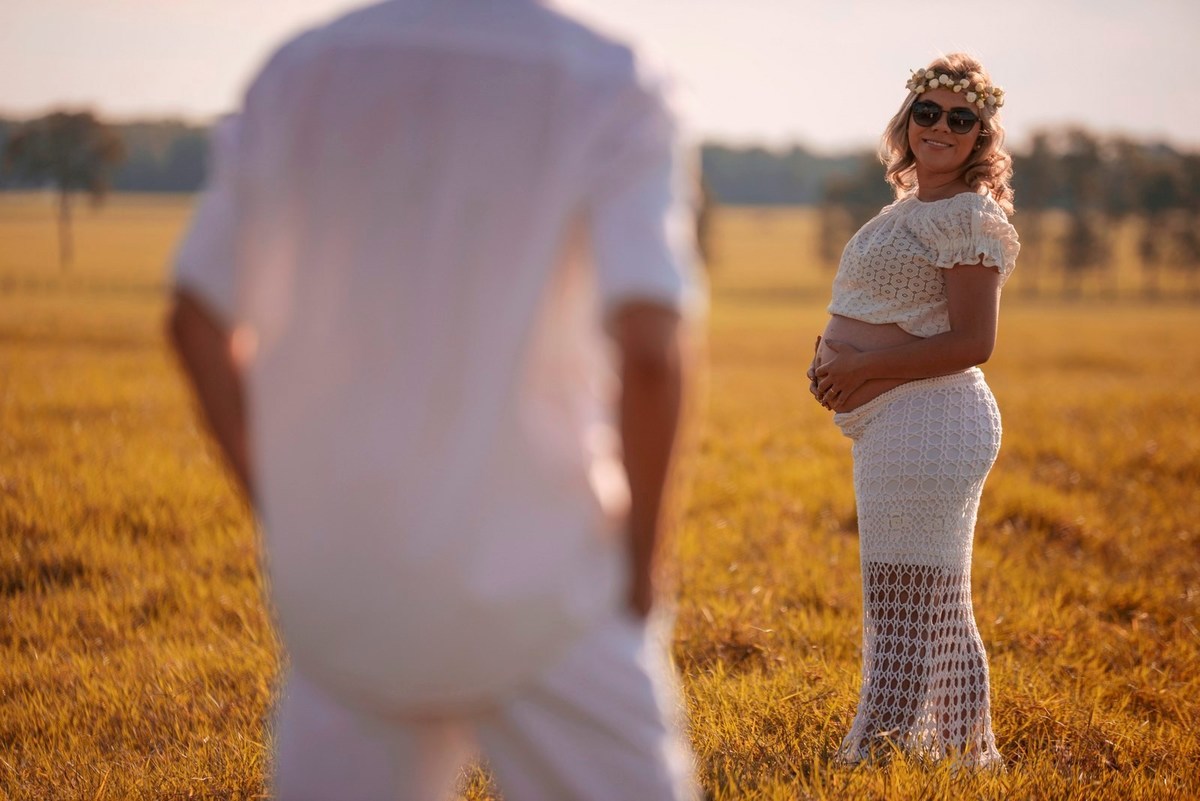 momento de carinho durante sessão de fotos na gestação fotografia andré monteiro