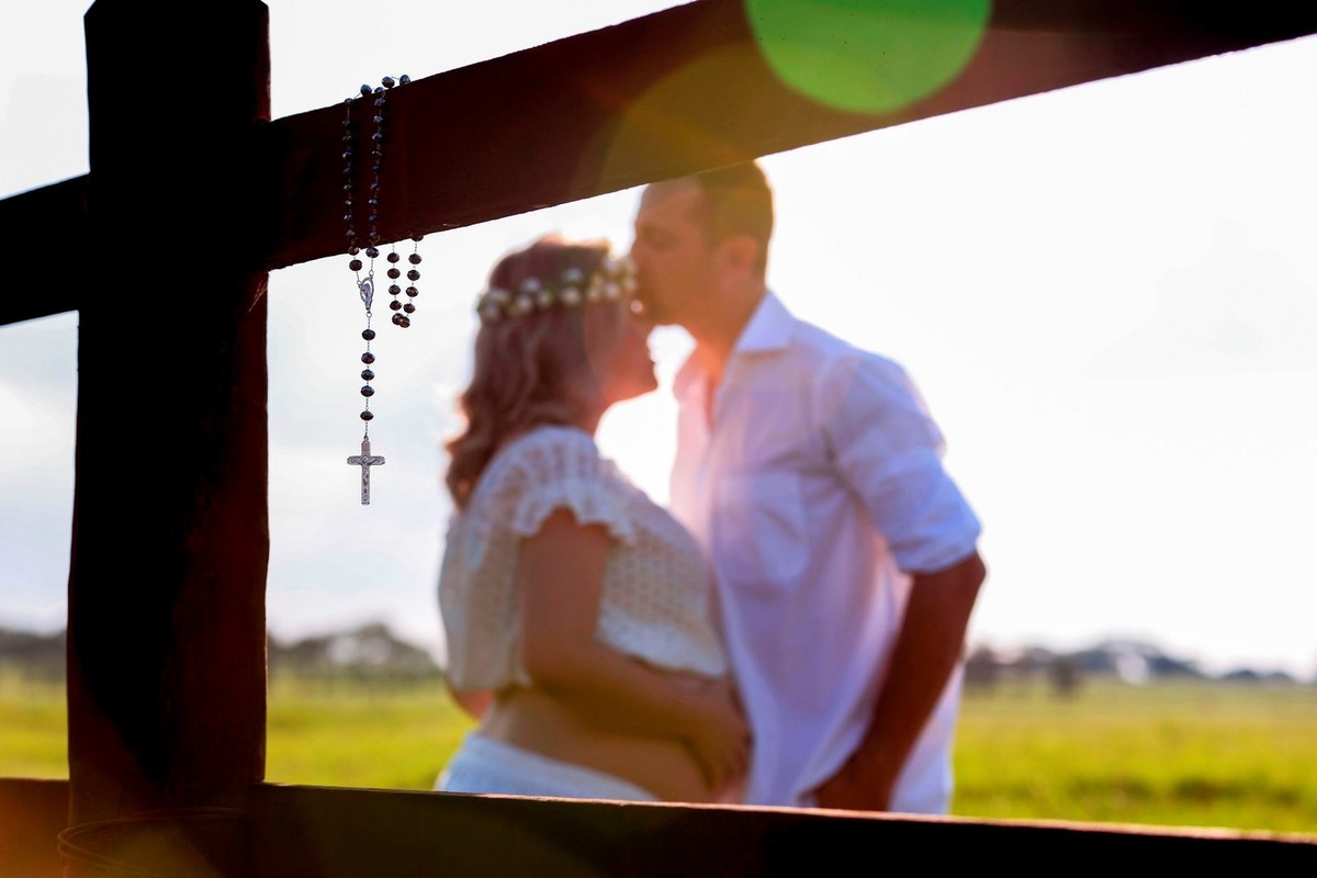o terço além de demostrar a fé durante sessão de fotos também se tornou  um acessório lindo nas fotos de André Monteiro de Barretos SP