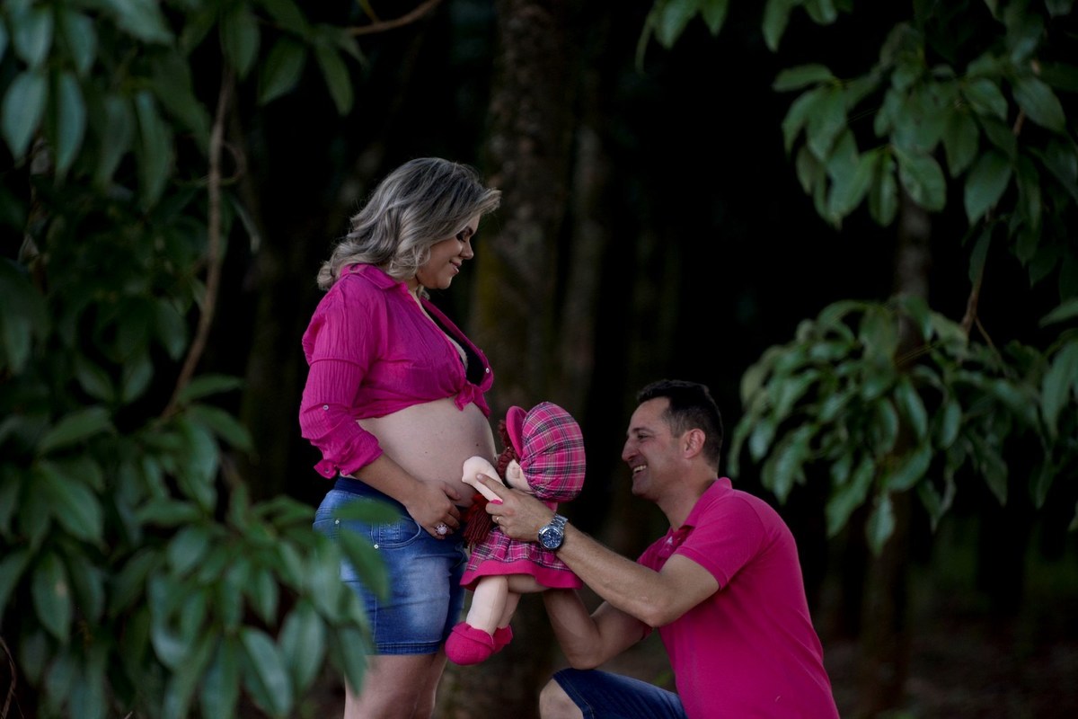 Pai brinca com boneca durante sessão de gestação pelas lentes do fotografo André Monteiro de Barretos SP