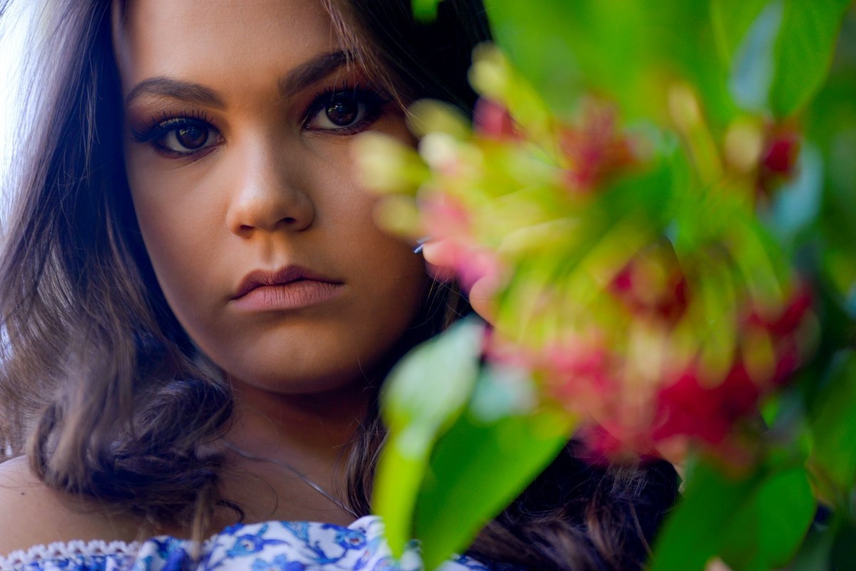 fotos de 15 anos em meio as flores registradas pelo fotografo André Monteiro de Barretos Sp