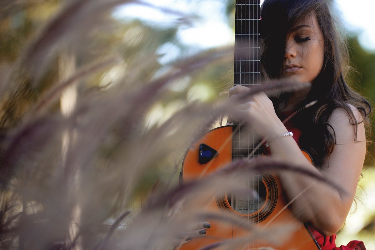 Foto de 15 anos com Violão de acessório eternizadas pelas lentes de André Monteiro Fotografia de Barretos SP 