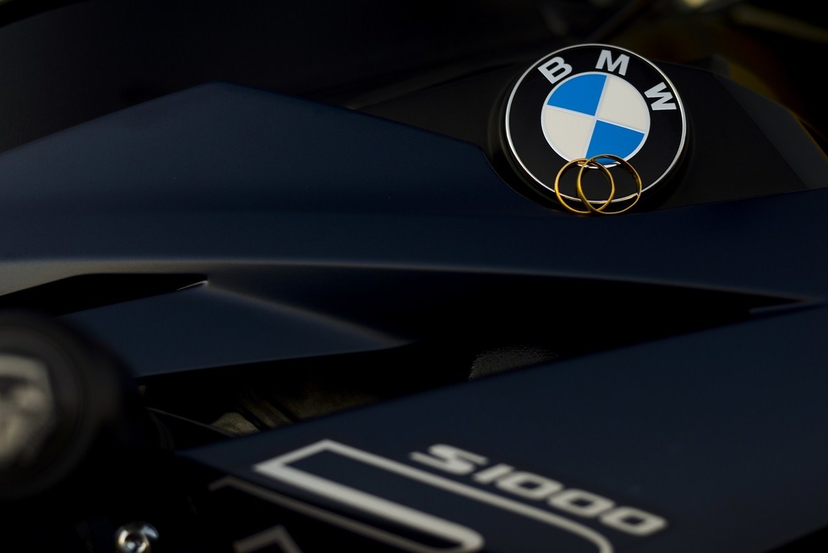 Aliança do casal junto com sua moto BMW S1000 em sessão de pré wedding  Foto André Monteiro