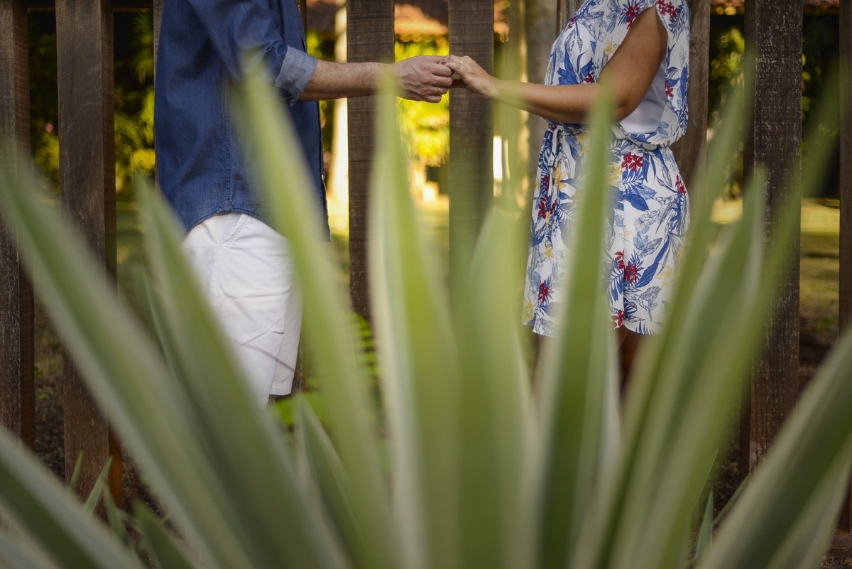 casal de mãos dadas em sessão de fotos para pré wedding fotos por André Monteiro