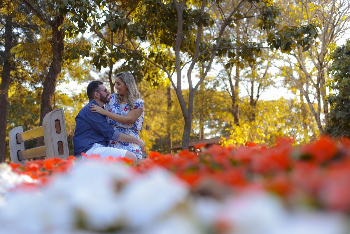 Lindo cenário cheio de flores para fotos de pré wedding em barretos sp fotos feitas por André Monteiro Fotografia 