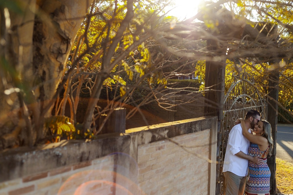 foto com muita alegria durante sessão de pré wedding em Barretos SP feitas pelas lentes de André Monteiro
