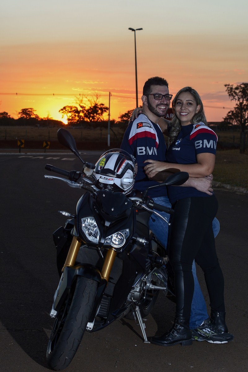 casal que curti motos em sessão de pré wedding Barretos SP fotos de André Monteiro