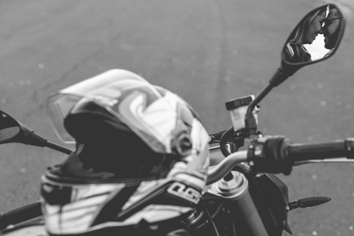 fotos de detalhes durante sessão de pré wedding mostra casal pelo retrovisor da moto Fotografia André Monteiro