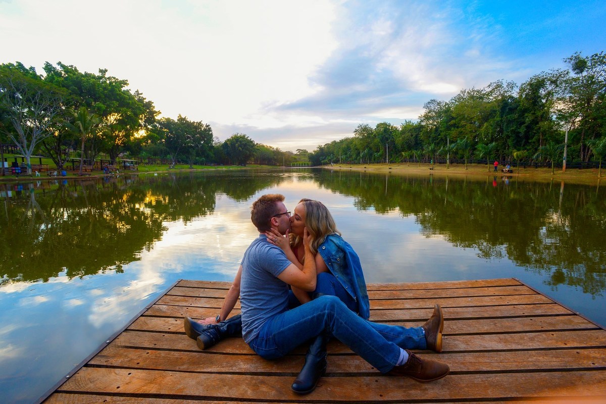 fotografia de pré wedding a beira da lagoa feitas por andré monteiro de barretos sp