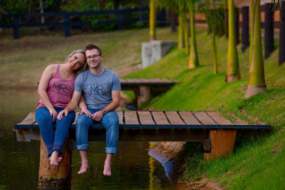 sessão de fotos  de casal no campo com a natureza a sua volta fotos andré monteiro de barretos sp