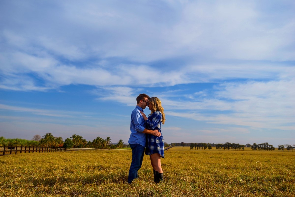 linda foto com céu azul de pré wedding feitas pelo fotografo andré monteiro de barretos sp