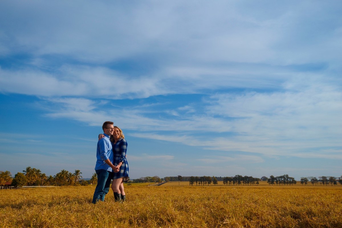 sessão de fotos de casal no campo fotografo andré monteiro de barretos sp
