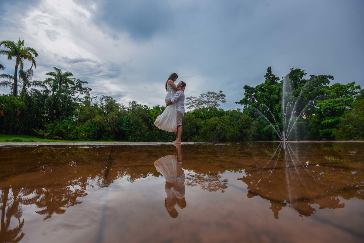 sessão de pre wedding com chuva