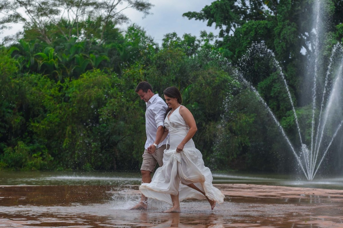 sessão de fotos com casal correndo na chuva  fotografia andre monteiro