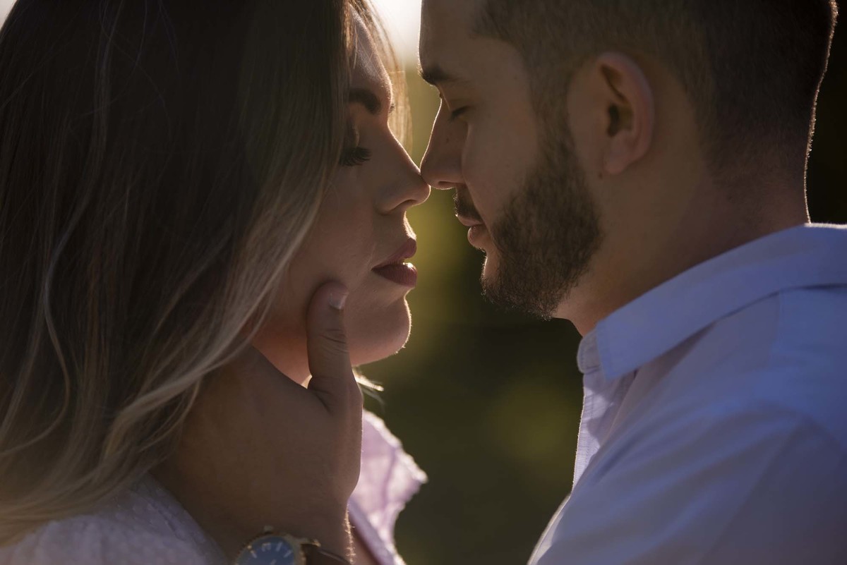 casal com olhar apaixonado fotografia de andre monteiro