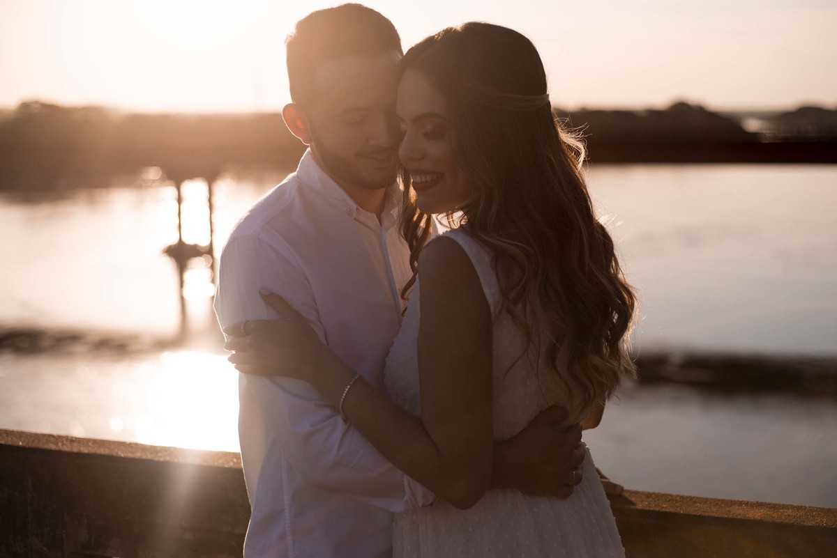 pré wedding com lindo por do sol as margens do rio