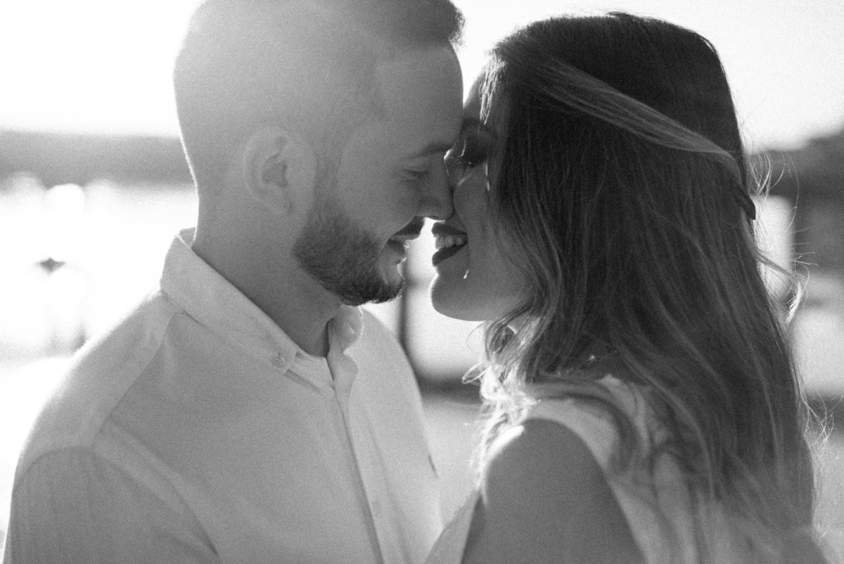 sessão de pre wedding em preto e branco