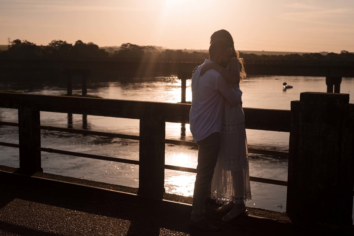 sesão de pré wedding com lindo por do sol a beira do rio