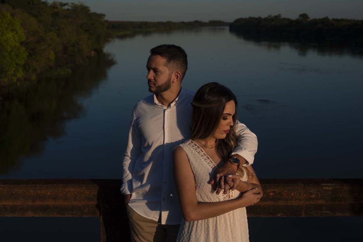 fotos com por do sol e muita agua a beira do rio uma linda sessão de pre wedding
