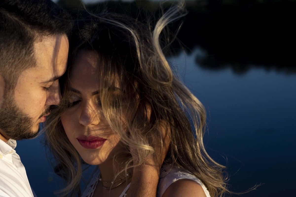 casal apaixonado a beira do rio fotografia feita por andre monteiro