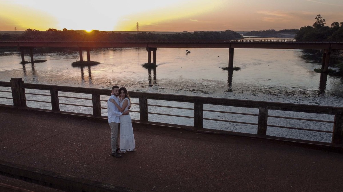 foto de casal feita com drone na beira do rio durante sessão de pre wedding fotografia feita por andre monteiro
