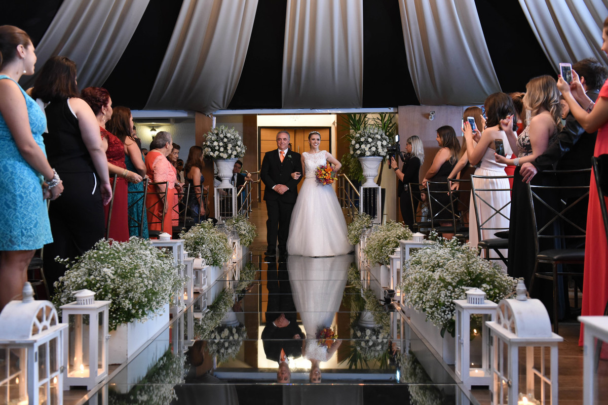 foto entrada da noiva, passarela de espelho,