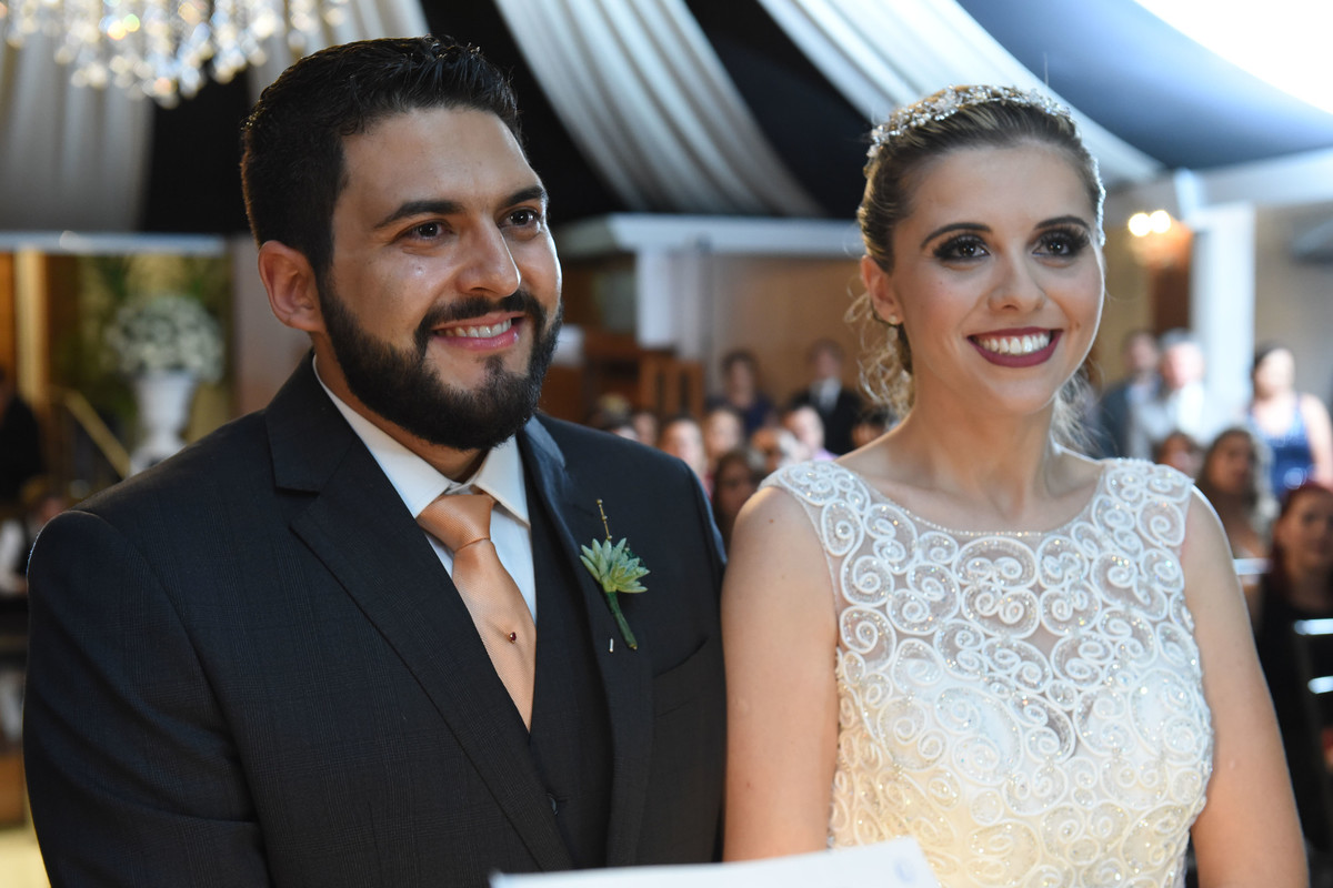 momento do casal no altar, cerimonia no local, esta cerimonia das areias foi feita no buffet espaço paulista