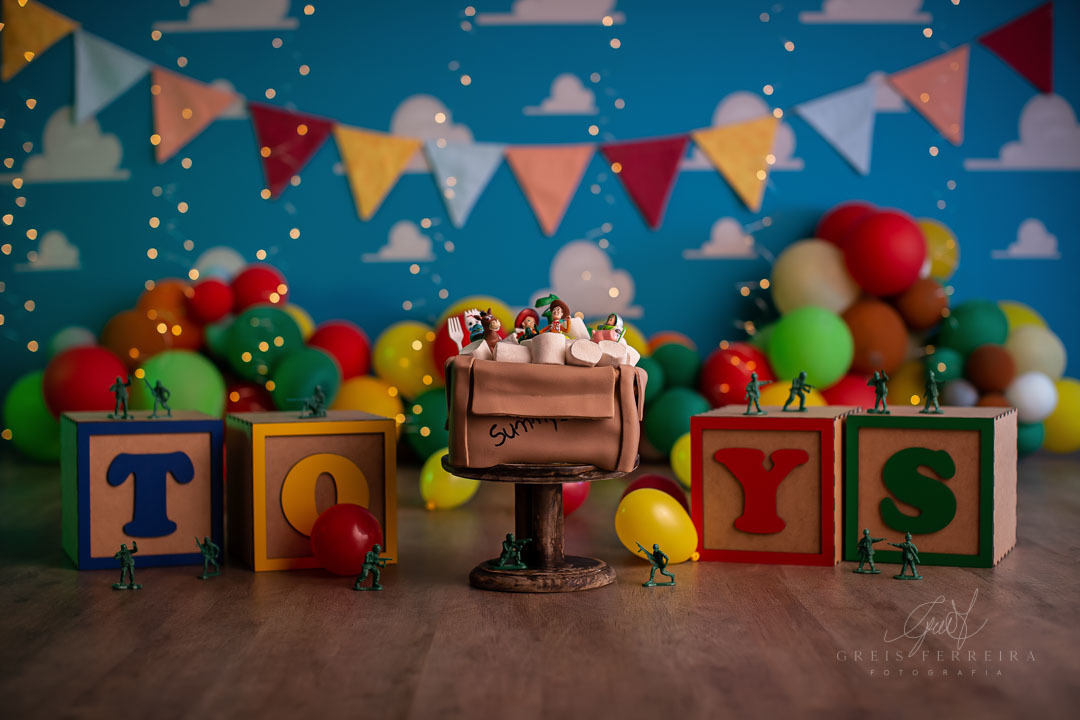 smash the cake toy story ensaio de aniversario de bebe de 1 anocom bolo em forma de caixa de papelao