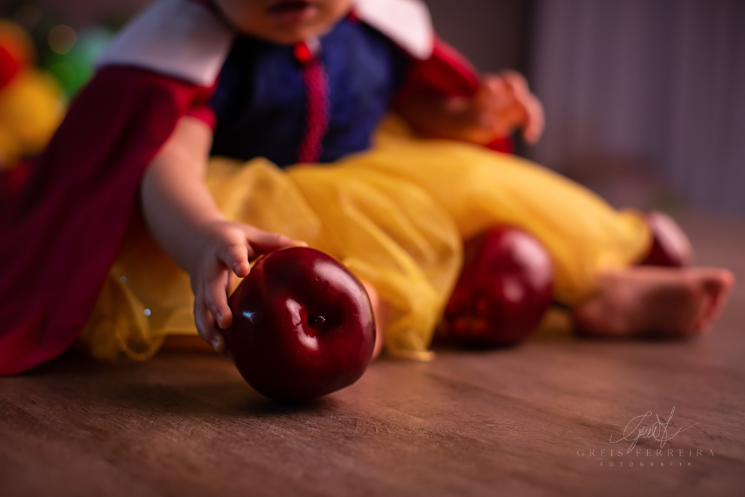 Smash the cake branca de neve ensaio de bebe branca de neve pegando uma maça no chao