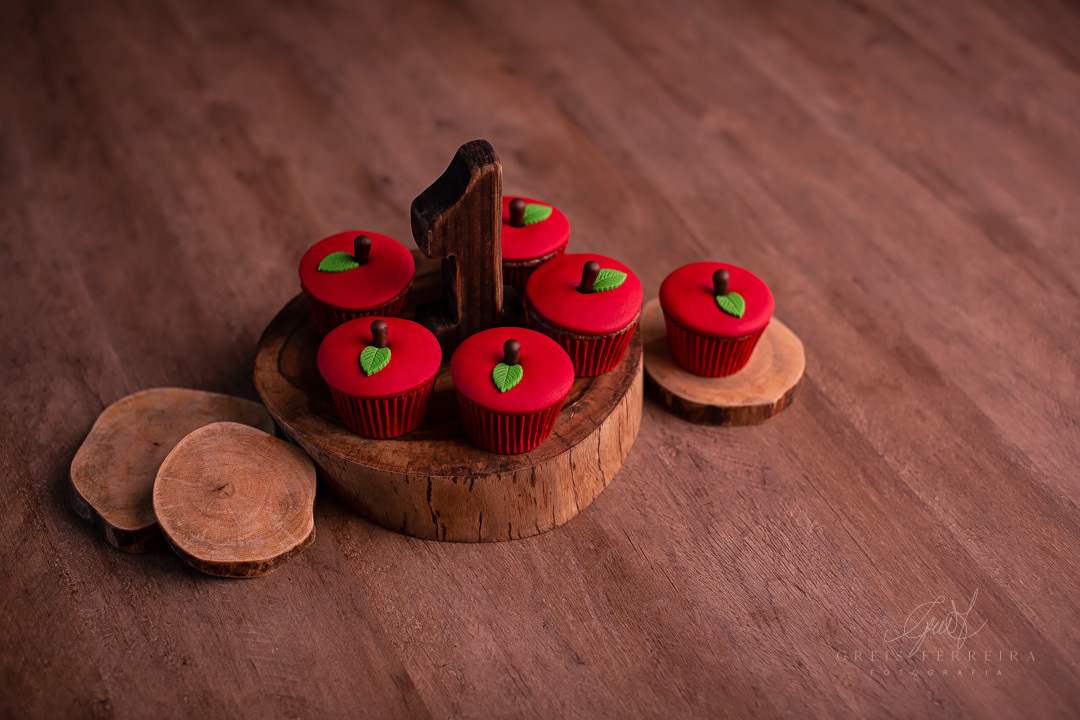 ssmash the cake branca de neve cupcake formato de maca sobre fatia de madeira