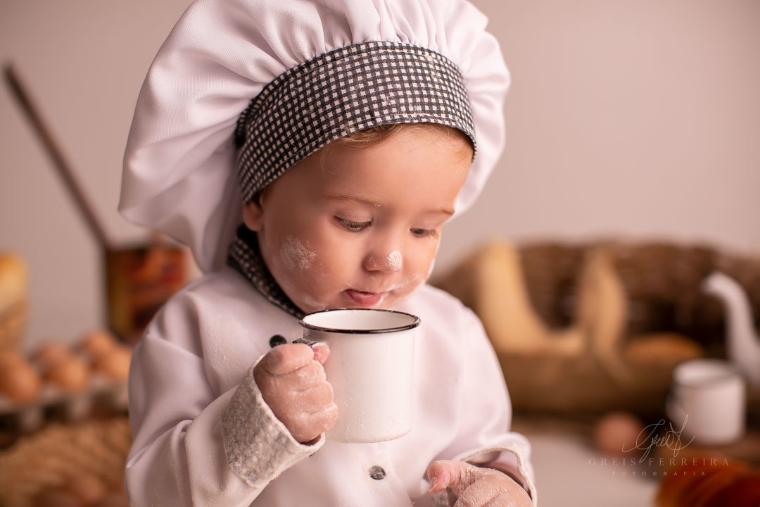 ensaio de bebe de 9 meses de padaria bebendo uma caneca de leite