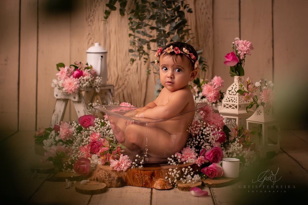 ensaio de bebe de 11 meses na banheira com flores 