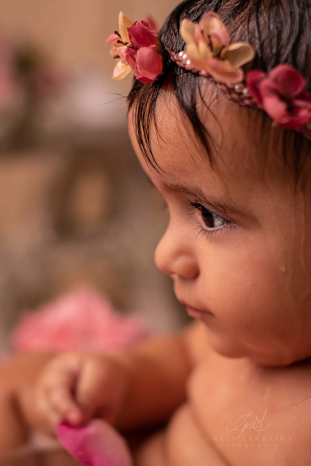 ensaio de bebe de 11 meses na banheira com flores 