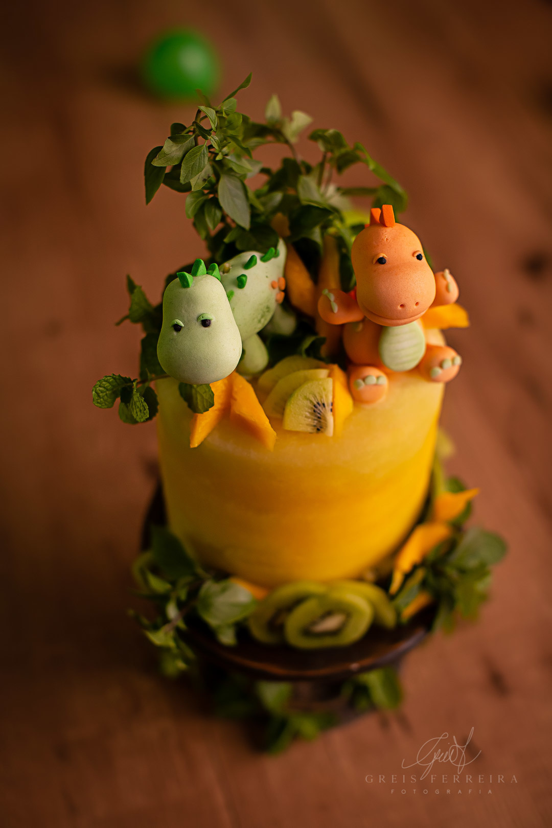 smash the fruit de dinossauro com um bolo de melancia amarela decorado com kiwi hortela manga  2 dinossauros de biscuit