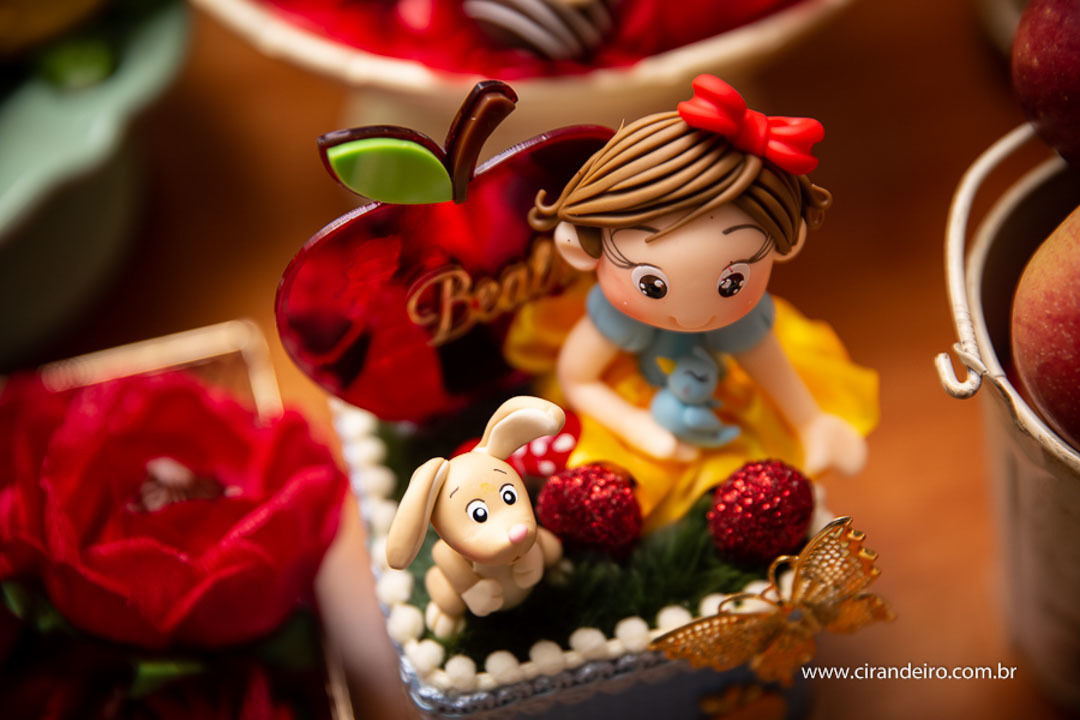 festa de aniversario em casa de bebe menina de 1 ano com tema branca de neve