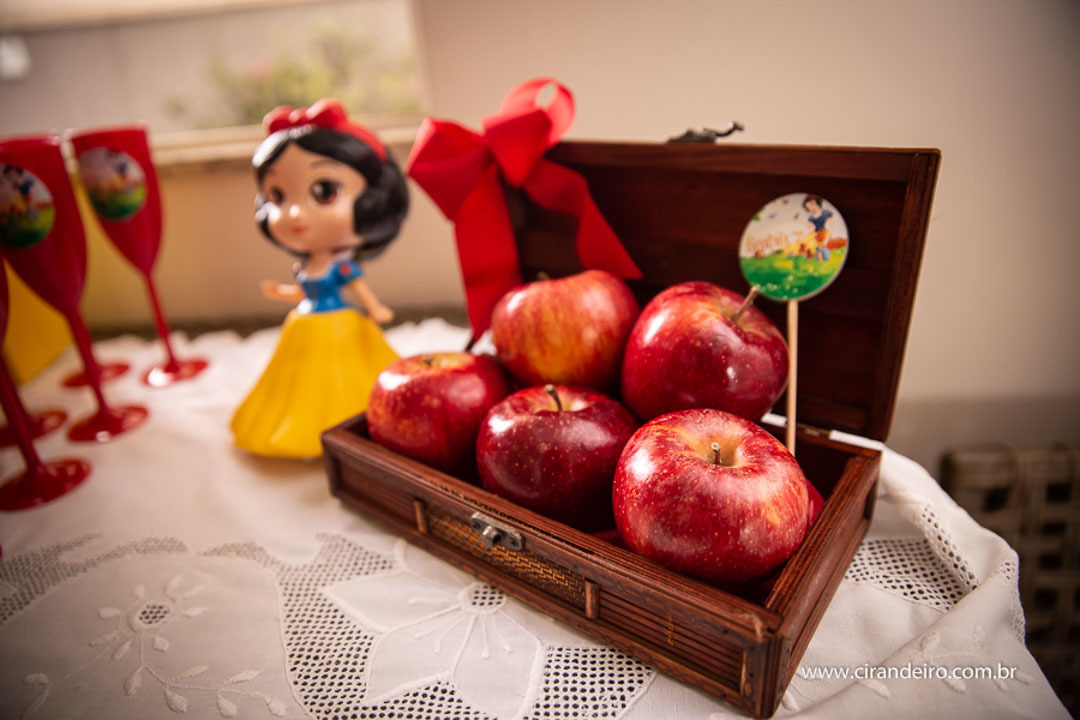 festa de aniversario em casa de bebe menina de 1 ano com tema branca de neve