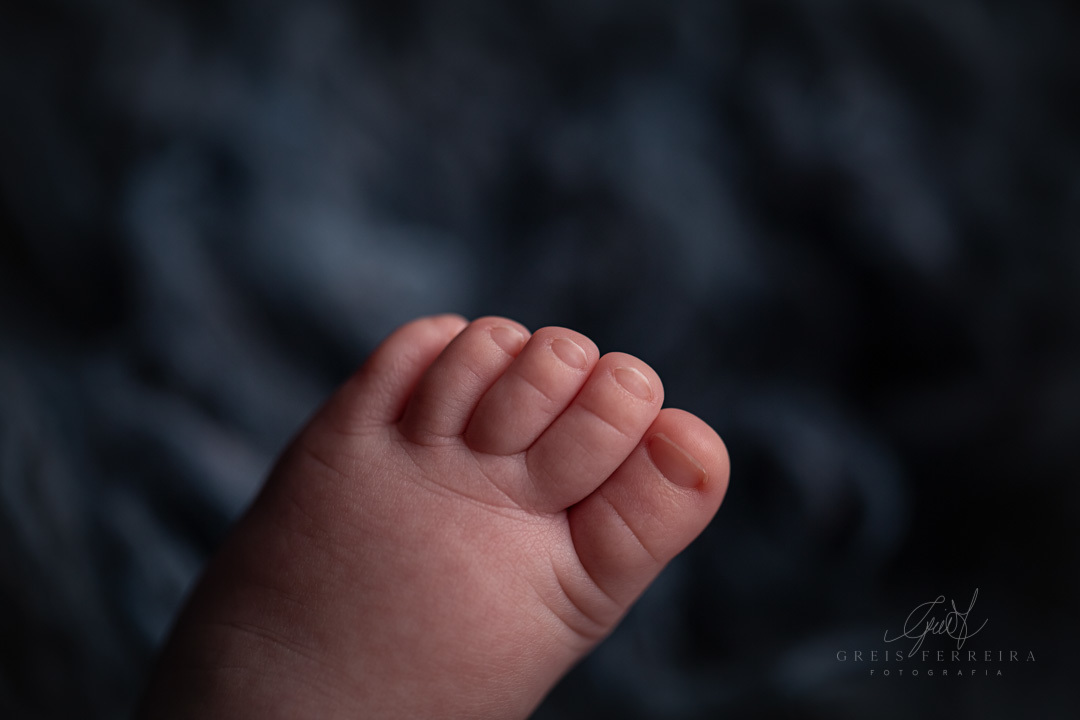ensaio newborn recem nascido fotografia de bebe menino pezinho
