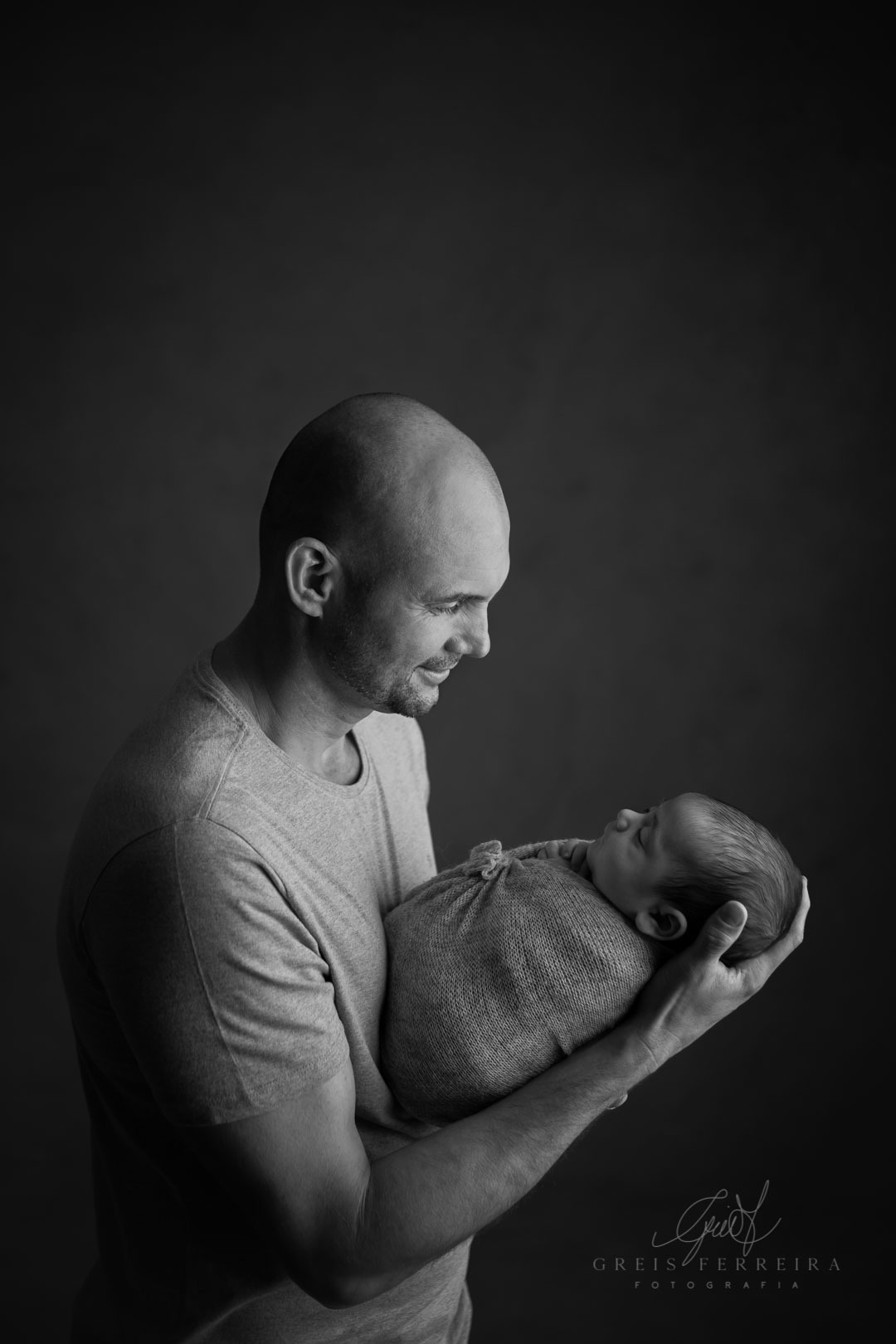 ensaio newborn recem nascido fotografia de bebe menino com familia pai